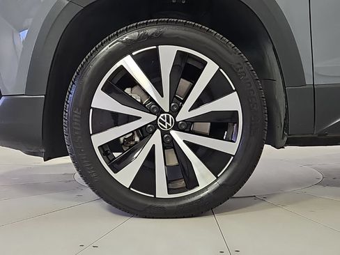 Certified 2023 Volkswagen Taos SE w/ Panoramic Sunroof Package FWD image 5
