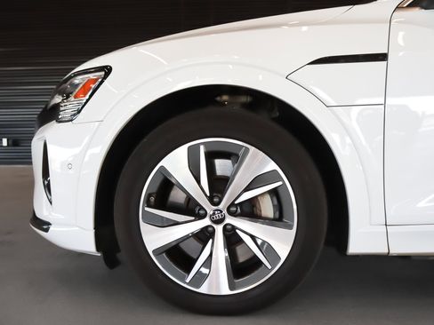 Used 2024 Audi Q8 e-tron Premium Plus image 5