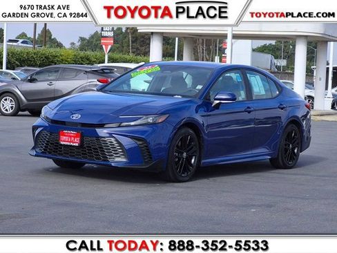 Used 2025 Toyota Camry SE FWD image 1