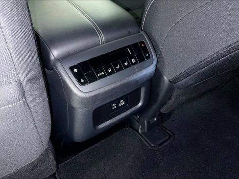 Used 2025 Nissan Pathfinder SV FWD image 30
