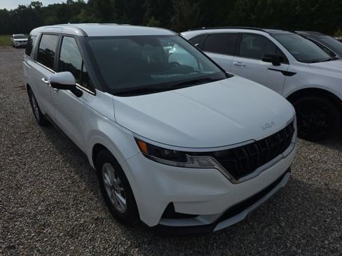 Used 2024 Kia Carnival LX FWD image 1