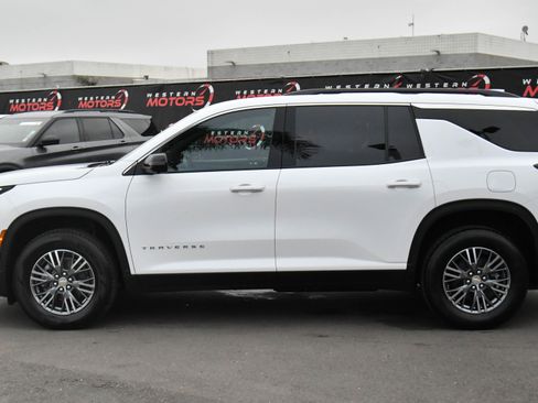 Used 2024 Chevrolet Traverse LT image 4