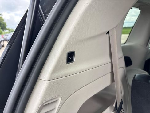 Used 2022 Chrysler Pacifica Touring-L FWD image 23