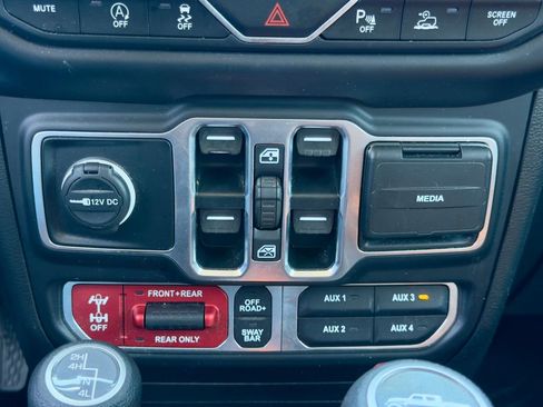Used 2020 Jeep Gladiator Rubicon w/ Dual Top Group AWD/4WD image 28