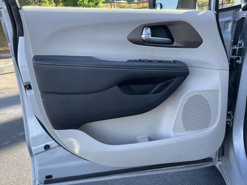 Used 2024 Chrysler Voyager LX image 14