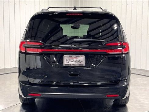 Used 2025 Chrysler Pacifica Limited FWD image 4