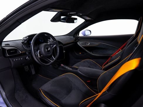 Used 2023 McLaren Artura image 17