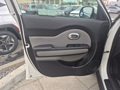 Used 2016 Kia Soul + FWD image 13