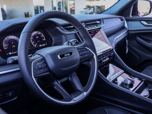 New 2025 Jeep Grand Cherokee L Altitude image 14