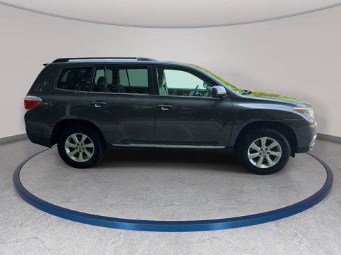 Used 2011 Toyota Highlander SE w/ Tow Pkg FWD image 4