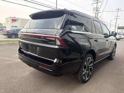 New 2027 Lincoln Navigator Reserve AWD/4WD image 3