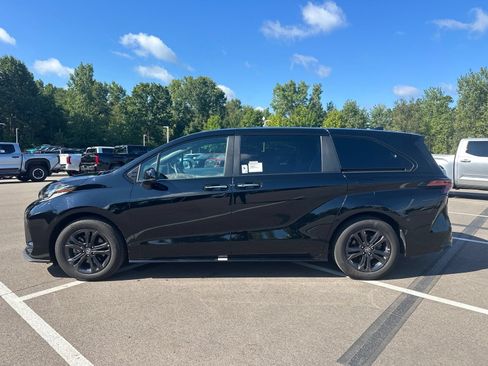 Used 2025 Toyota Sienna XSE AWD/4WD image 8