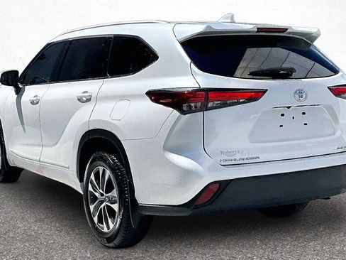 Used 2022 Toyota Highlander XLE AWD/4WD image 5