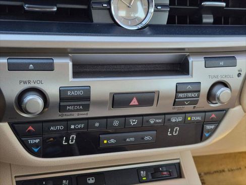 Used 2013 Lexus ES 300h w/ Luxury Pkg FWD image 19