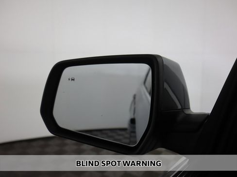 Used 2023 Chevrolet Traverse LT image 3