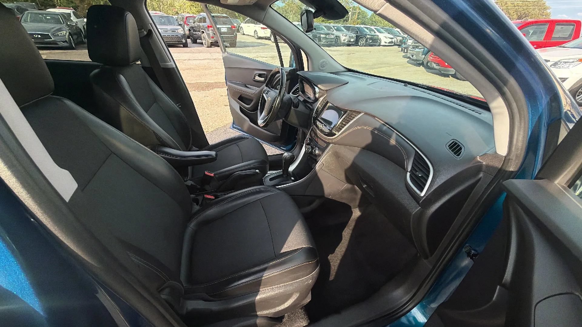 Used 2019 Chevrolet Trax LT w/ LT Convenience Package FWD image 5