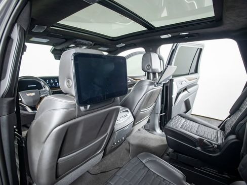 Used 2022 Cadillac Escalade Sport Platinum w/ Heavy-Duty Trailer Package AWD/4WD image 34