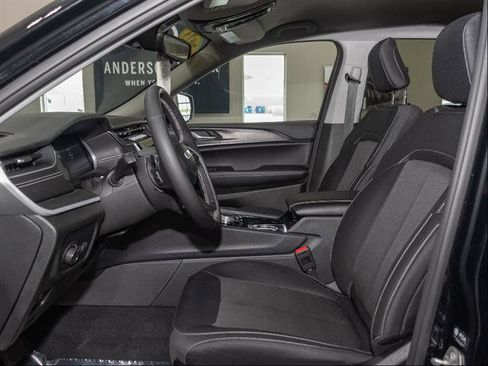 Used 2023 Jeep Grand Cherokee Laredo w/ Luxury Tech Group I AWD/4WD image 8