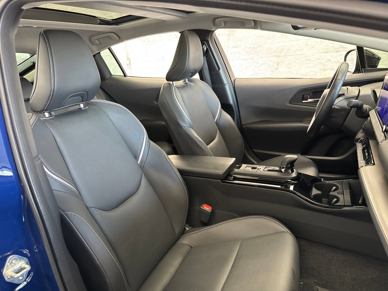 Used 2025 Toyota Prius XLE FWD image 48