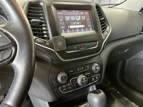 Used 2019 Jeep Cherokee Latitude Plus AWD/4WD image 15