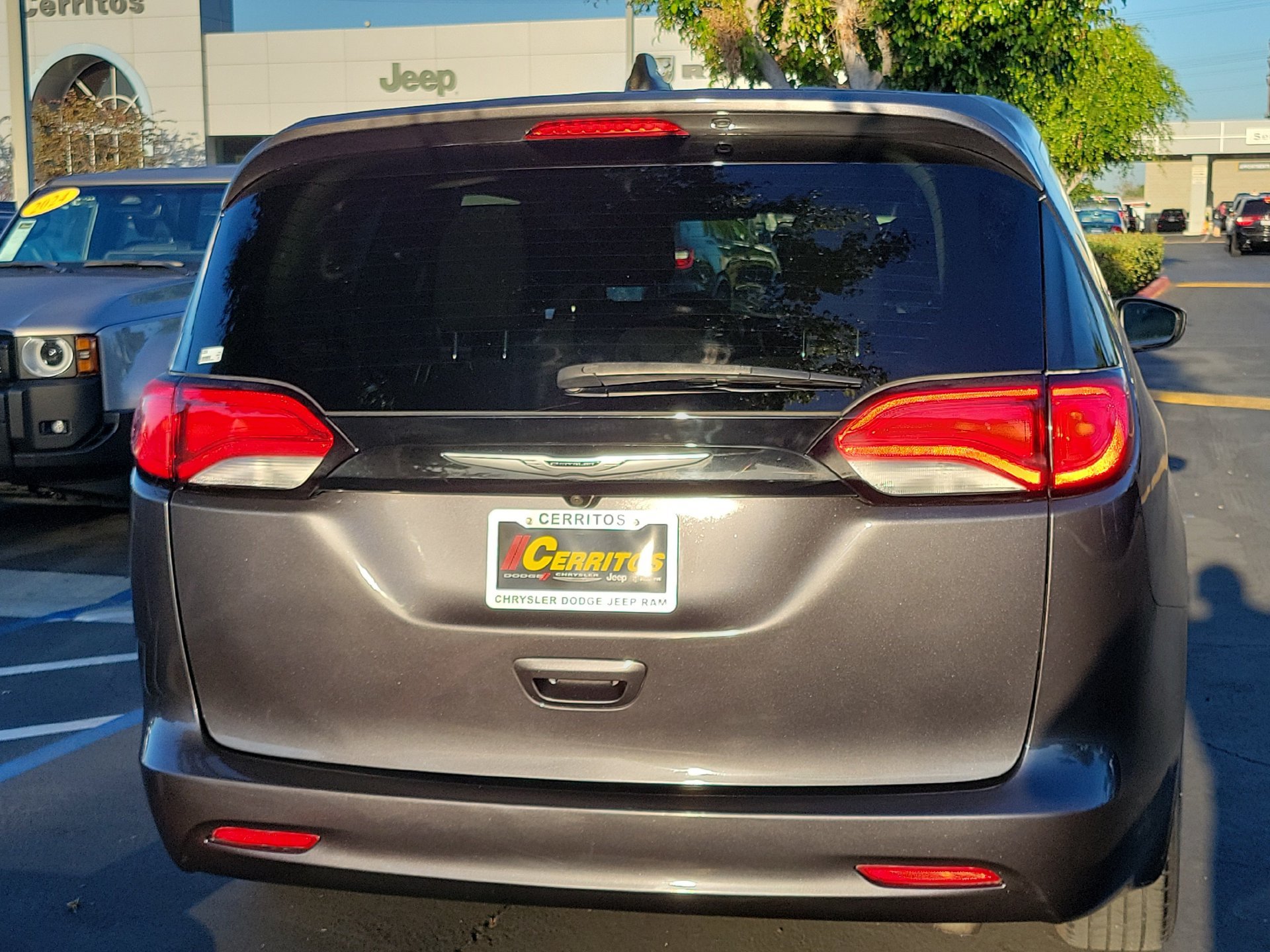 Certified 2023 Chrysler Voyager LX FWD image 3