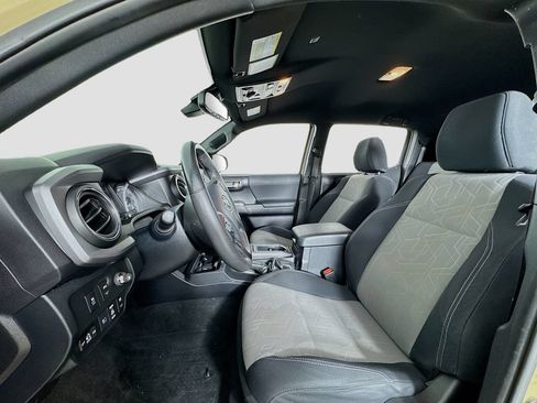 Used 2020 Toyota Tacoma TRD Off-Road w/ Technology Package AWD/4WD image 10