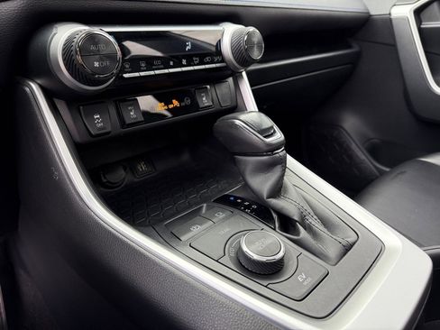 Used 2023 Toyota RAV4 SE image 29