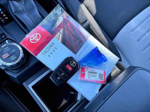 Used 2025 Toyota Tacoma TRD Off-Road image 31