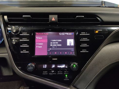 Used 2020 Toyota Camry SE image 25