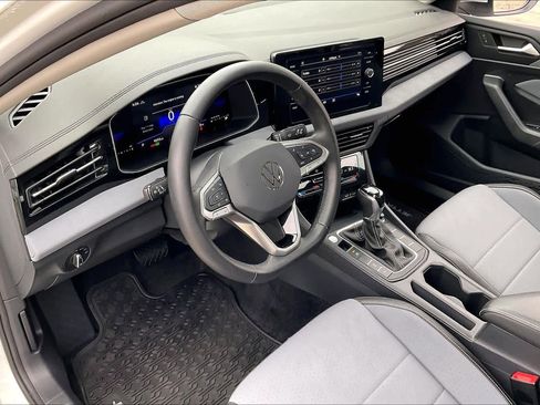 Used 2025 Volkswagen Jetta SE image 16