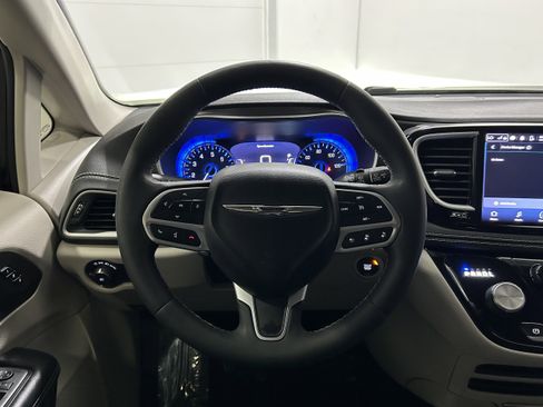 Used 2022 Chrysler Pacifica Touring-L image 12