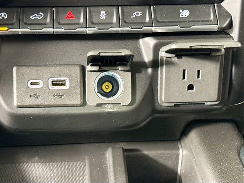 Used 2021 Chevrolet Silverado 1500 High Country w/ Technology Package AWD/4WD image 18