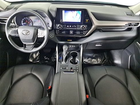 Used 2023 Toyota Highlander XLE image 17