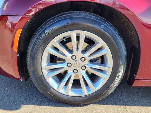 Used 2017 Chrysler 300 C image 9