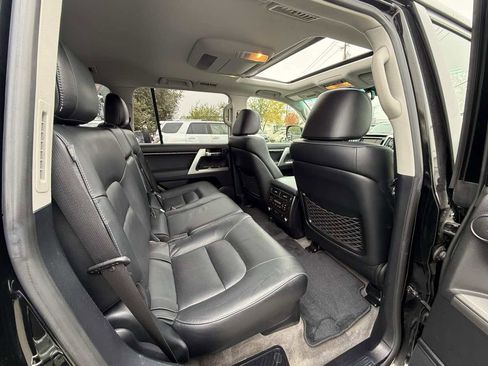Used 2015 Toyota Land Cruiser image 16