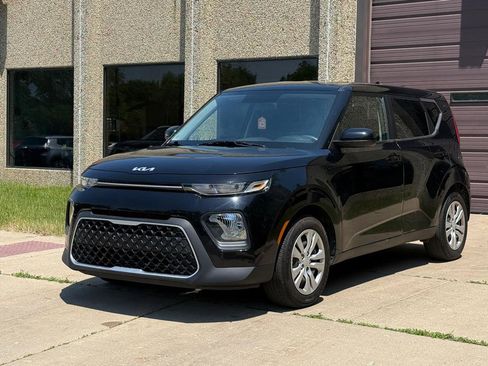 Used 2022 Kia Soul LX FWD image 3