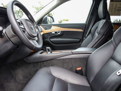 Used 2024 Volvo XC90 B6 Plus image 17