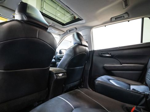 Certified 2024 Toyota Highlander XLE image 14