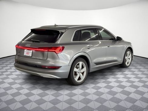Used 2019 Audi e-tron Prestige w/ Prestige Package AWD/4WD image 9