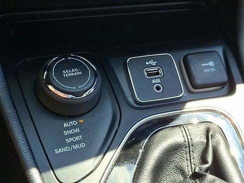 Used 2019 Jeep Cherokee Limited AWD/4WD image 25