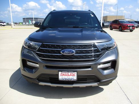 Used 2020 Ford Explorer XLT w/ Equipment Group 202A AWD/4WD image 8