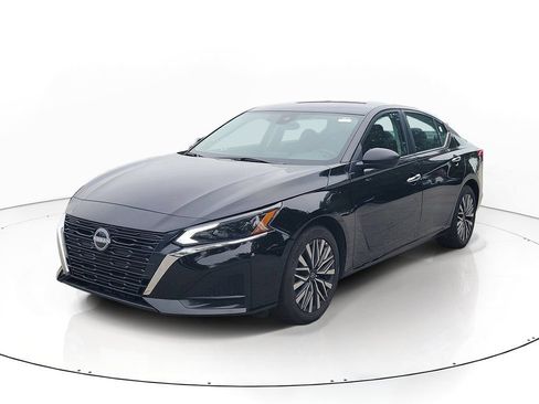 Used 2025 Nissan Altima 2.5 SV FWD image 2