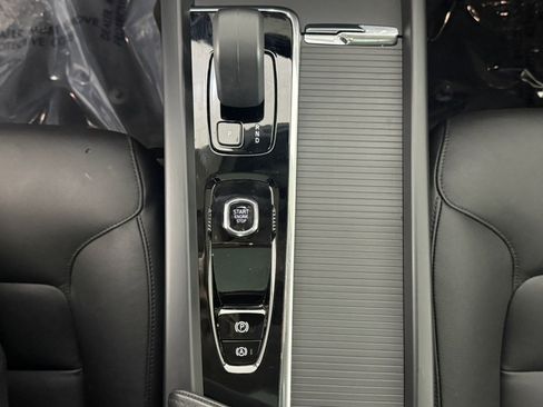 Used 2024 Volvo XC60 B5 Core image 21