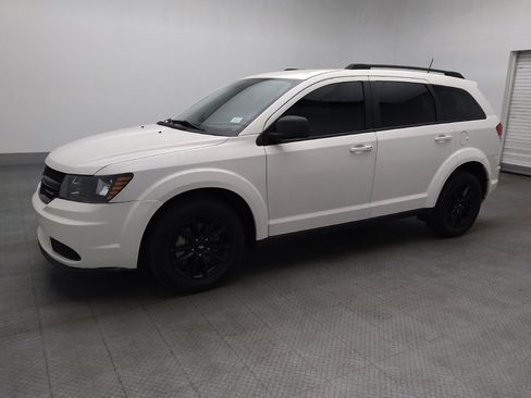 Used 2020 Dodge Journey SE w/ SE Popular Equipment Group FWD image 2