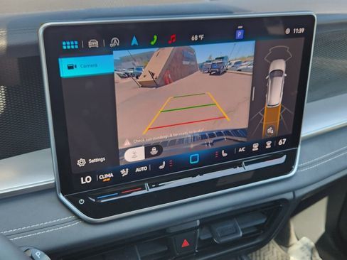 Used 2025 Volkswagen Tiguan SE R-Line AWD/4WD image 9