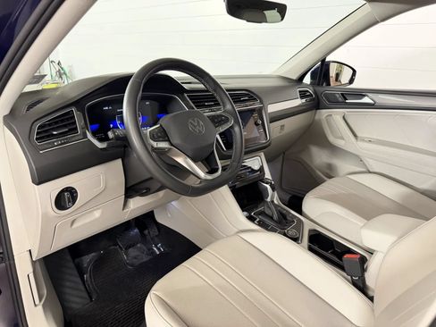 Used 2023 Volkswagen Tiguan SE w/ Panoramic Sunroof Package AWD/4WD image 11