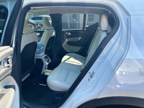 Used 2021 Volvo XC40 T5 Momentum w/ Premium Package AWD/4WD image 9