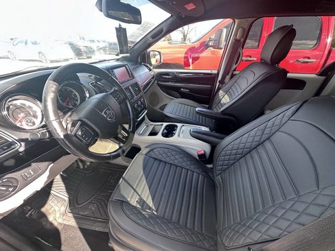 Used 2020 Dodge Grand Caravan SXT image 3
