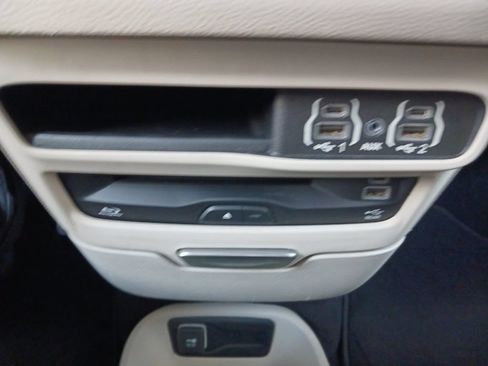 Used 2022 Chrysler Pacifica Touring-L w/ Uconnect Theater Family Group FWD image 22