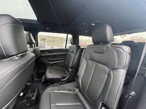 New 2025 Jeep Grand Cherokee L Limited w/ Black Appearance Package image 30